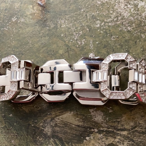 Beautiful Timepiece bracelet - Picture 4 of 9